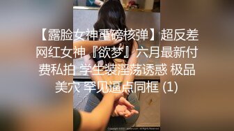 金发美艳人妖胸前纹身性感妖艳脱下小花裙自摸超长屌深深插入后门通并享受着