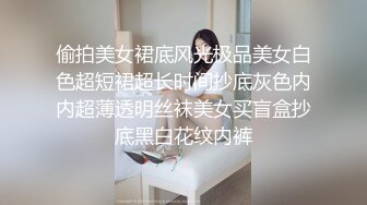 女学生在被占用的厕所前尿尿 (1)